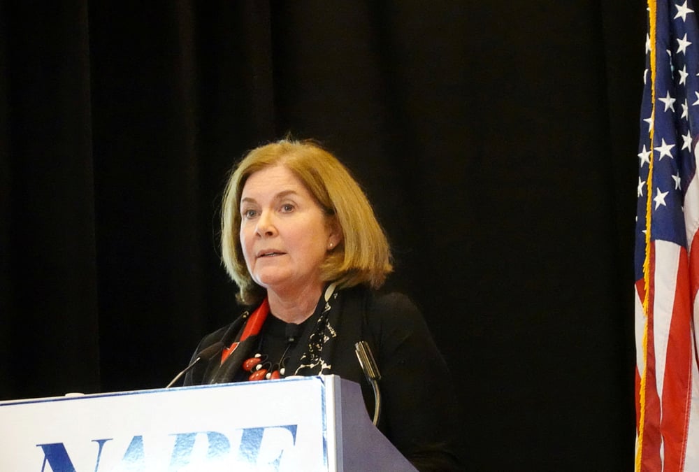 Photo d'archives: la presidente de la reserve federale de kansas city, esther george, lors d'un discours a denver, colorado
