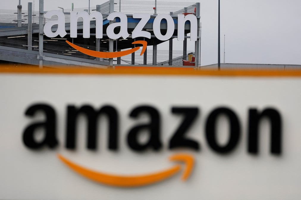 Le logo d'amazon au centre logistique de l'entreprise a lauwin-planque