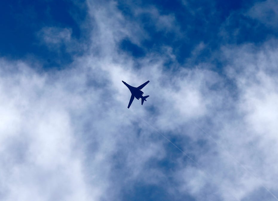 Un bombardier b-1 de l'armee de l'air americaine survole la ville syrienne de kobani