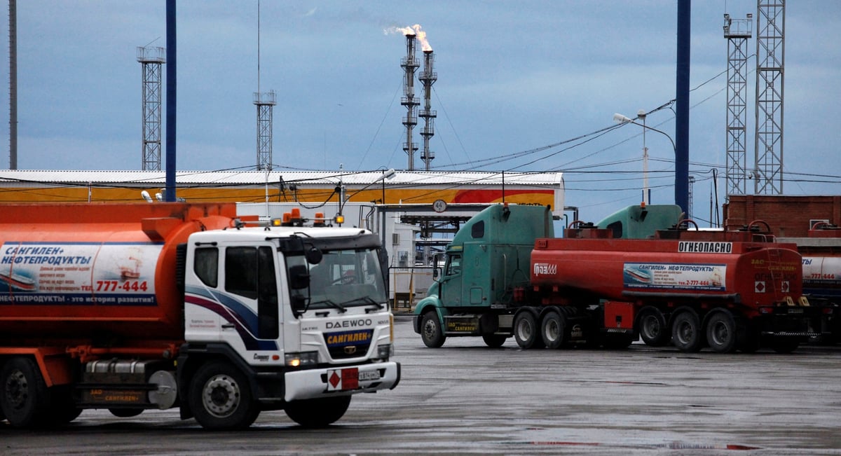 Des camions-citernes d'essence sont vus a l'exterieur de la raffinerie de petrole rosneft achinsk, l'un des plus grands fournisseurs de carburant de siberie