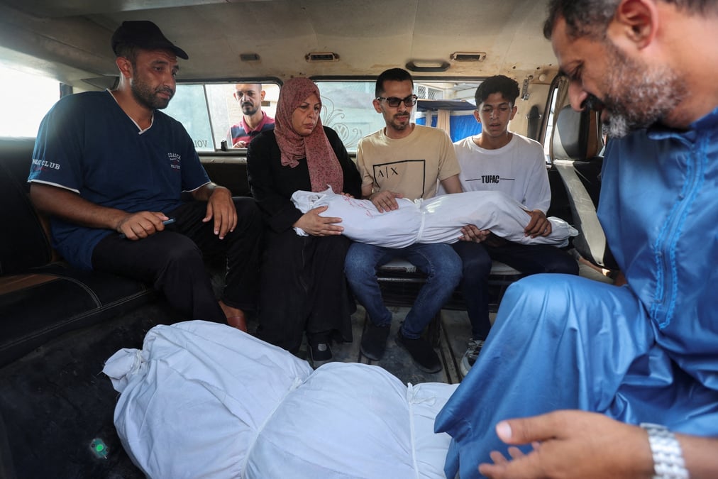 Des palestiniens pleurent leurs proches tues lors de frappes israeliennes a deir al-balah, dans le centre de la bande de gaza
