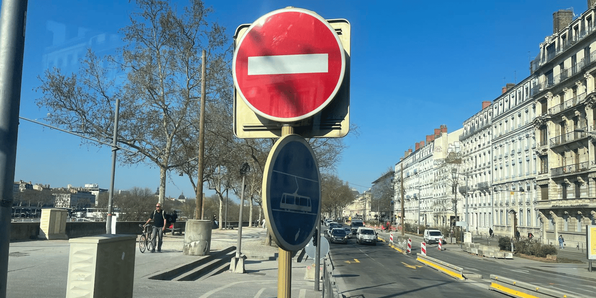 Une récente étude de l'Insee pointe qu'à Lyon et à Grenoble, les restrictions engendrées par l'instauration de la ZFE-m affectent surtout les populations les moins aisées.