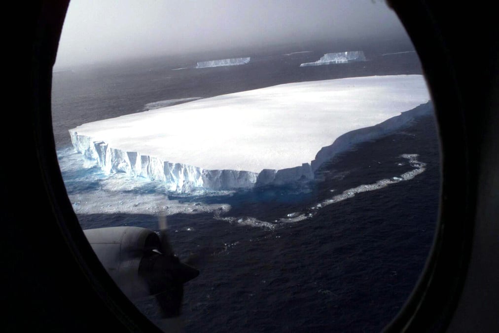 Iceberg géant, océan antarctique, banquise, glacier, fonte des glaces, réchauffement climatique, Chili, Terre de feu, Cap Horn, pôle Sud,