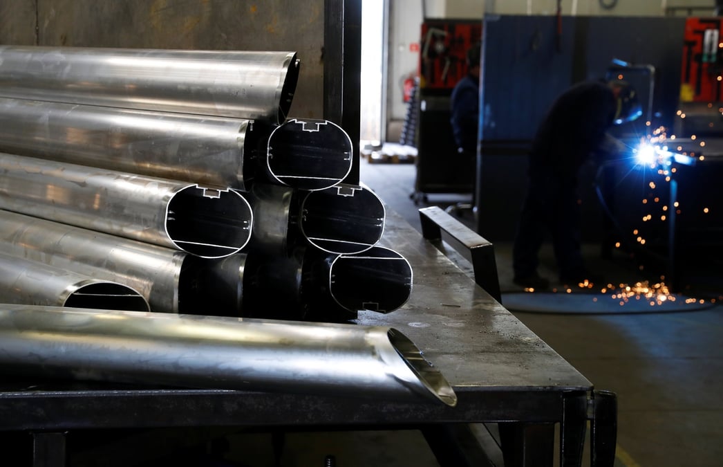 À l'échelle mondiale, l'aluminium joue un rôle stratégique dans de nombreux secteurs industriels, de l'aéronautique à l'automobile, en passant par la transition énergétique.