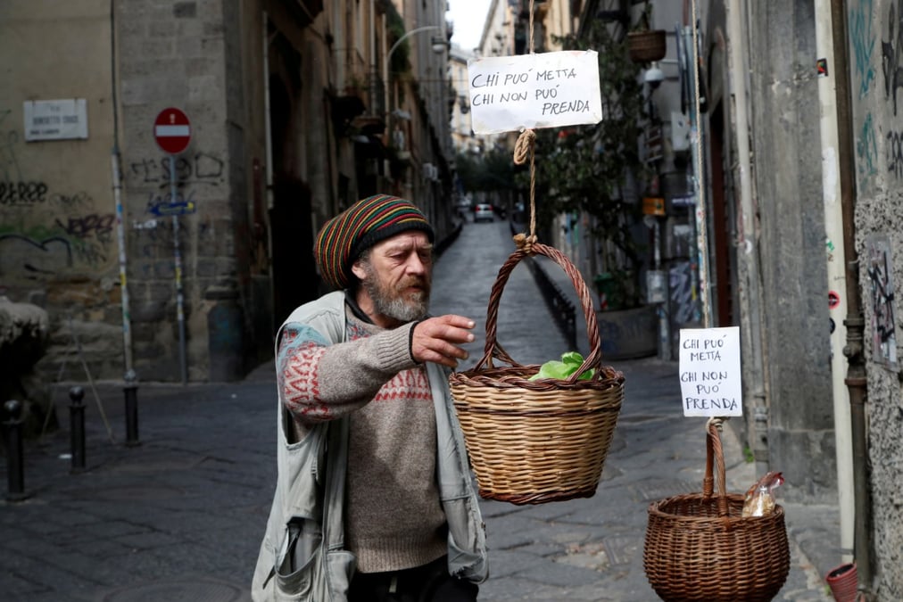 Posés dans les rues ou accrochés aux balcons, des paniers remplis de vivres ont commencé à paraître, accompagnés de panneaux écrits à la main: "Si vous pouvez, mettez quelque chose, sinon prenez".