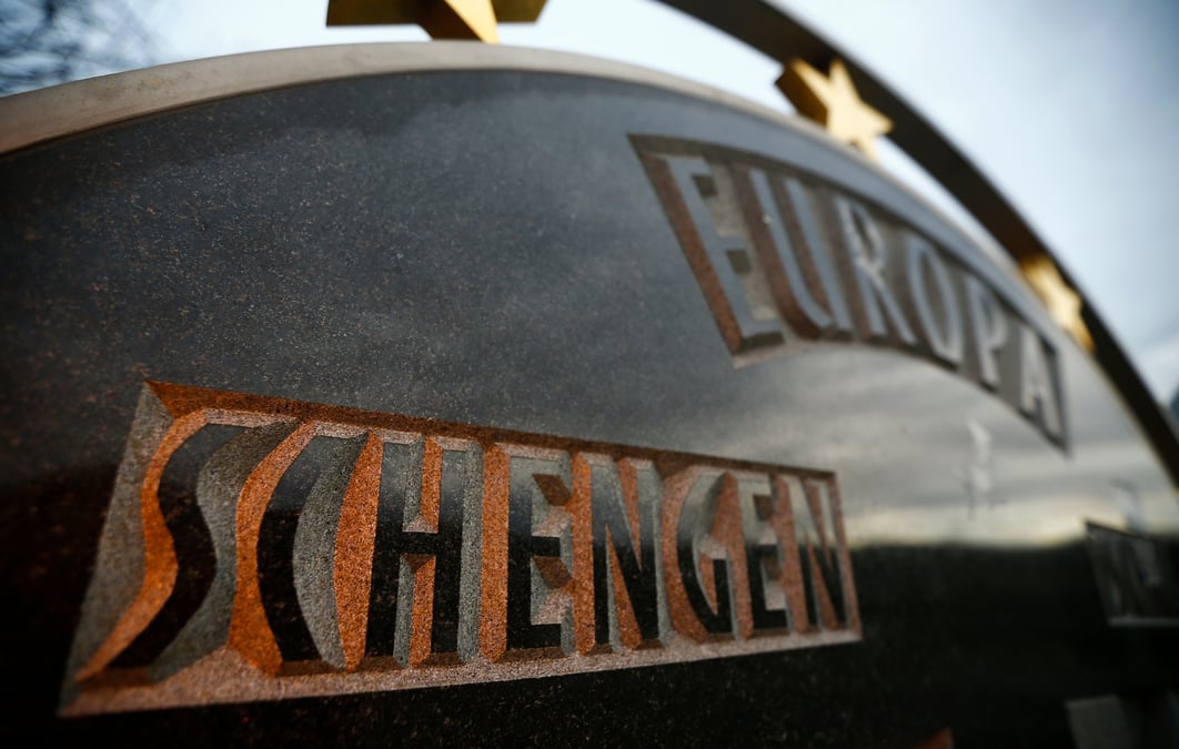 Une plaque portant les mentions schengen et europe