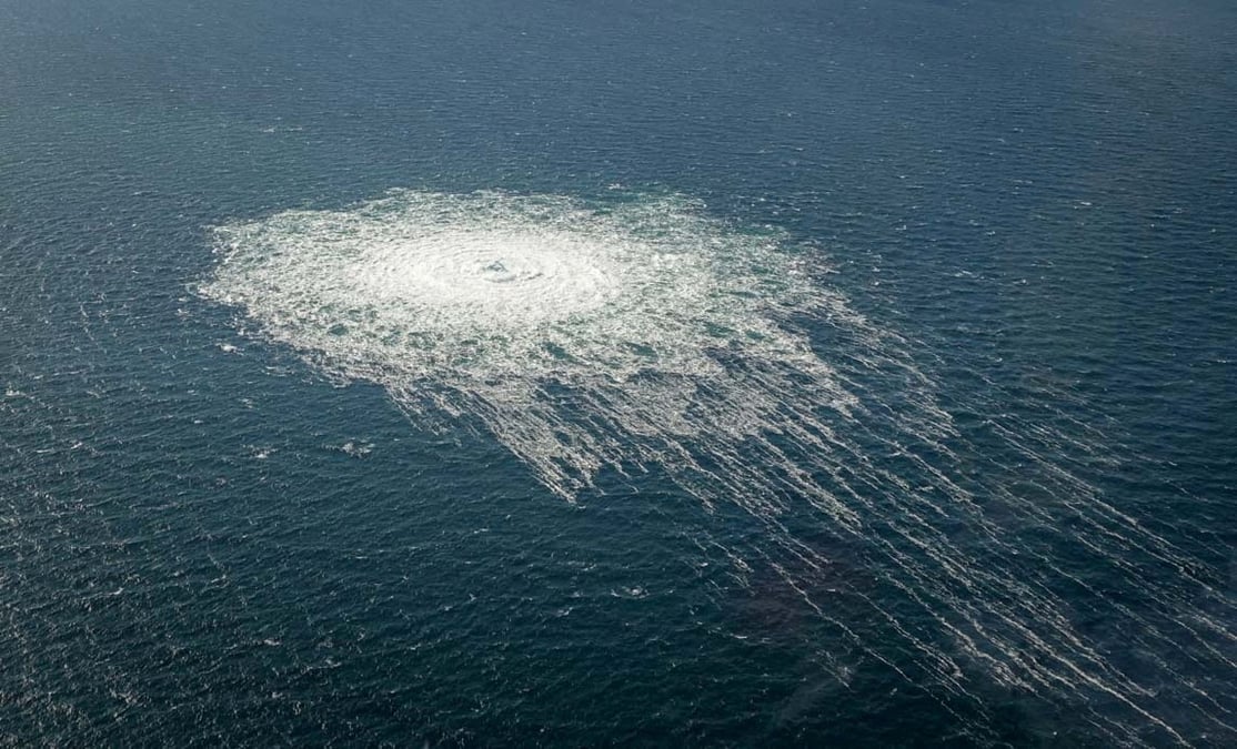Des bulles de gaz provenant de la fuite du nord stream 2 dans la mer baltique