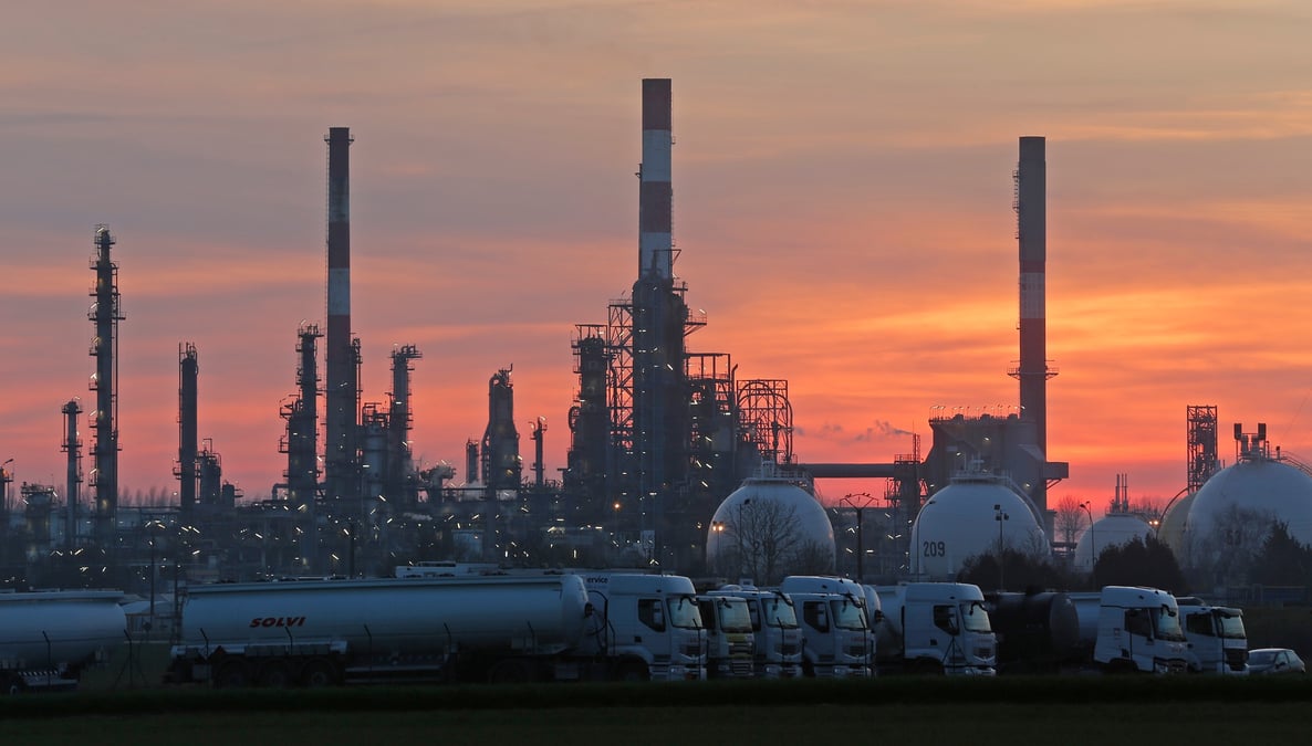 Les salaries de la raffinerie de grandpuits poursuivent les blocages