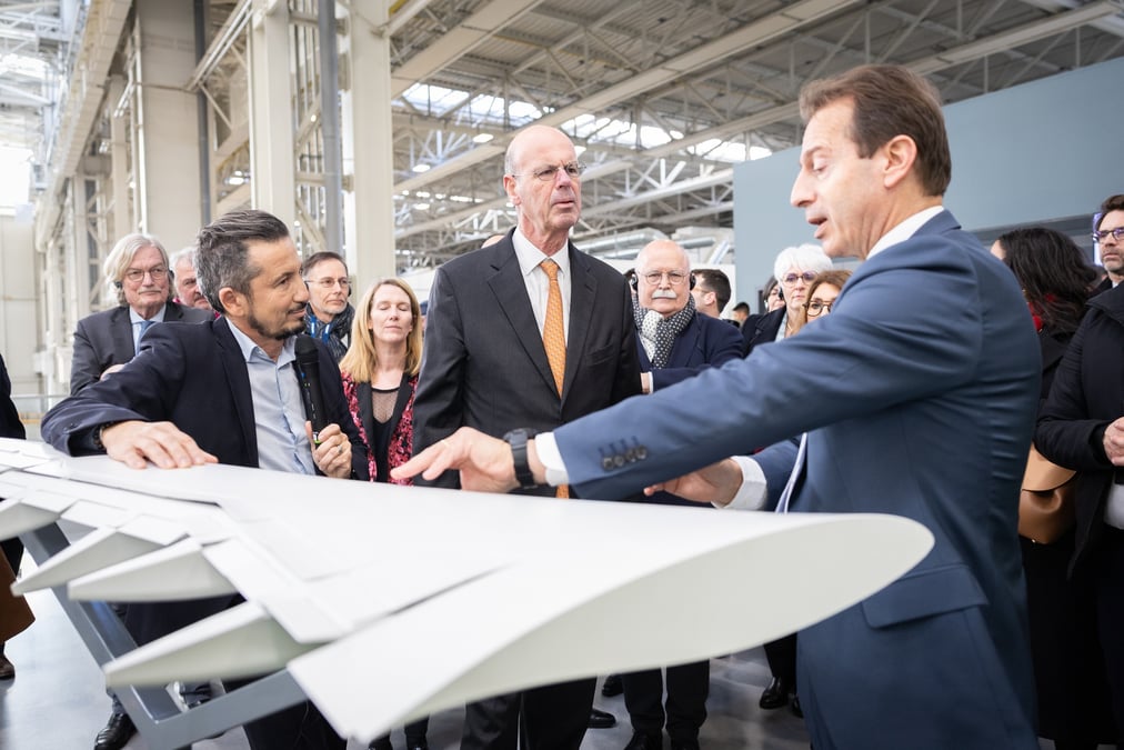 Le ministre de l'Economie Eric Lombard en visite à Airbus ce jeudi avec Guillaume Faury, président exécutif d'Airbus.