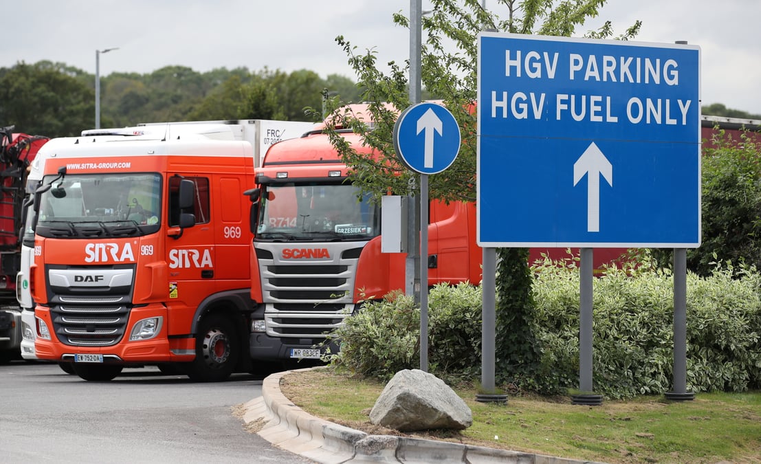 Confrontee a une penurie de routiers, londres prete a des assouplissements
