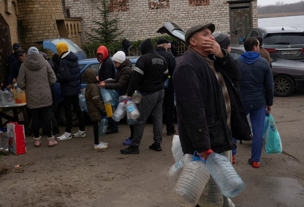 Des personnes remplissent des bouteilles d'eau pres du fleuve dniepr apres la retraite militaire russe de kherson