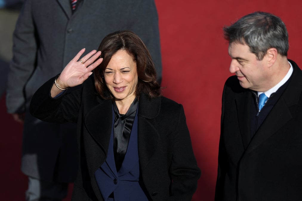 Photo de la vice-presidente americaine kamala harris accueillie a l'aeroport de munich par le premier ministre de l'etat de baviere, markus soeder