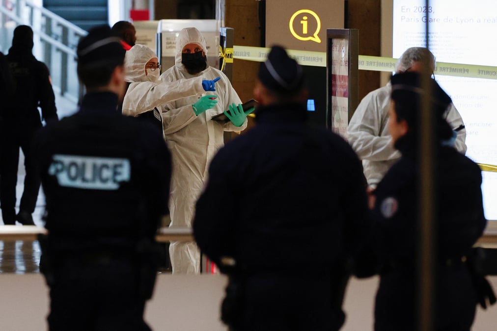 Des soldats securisent la zone d'une gare ferroviaire apres une attaque au couteau a paris