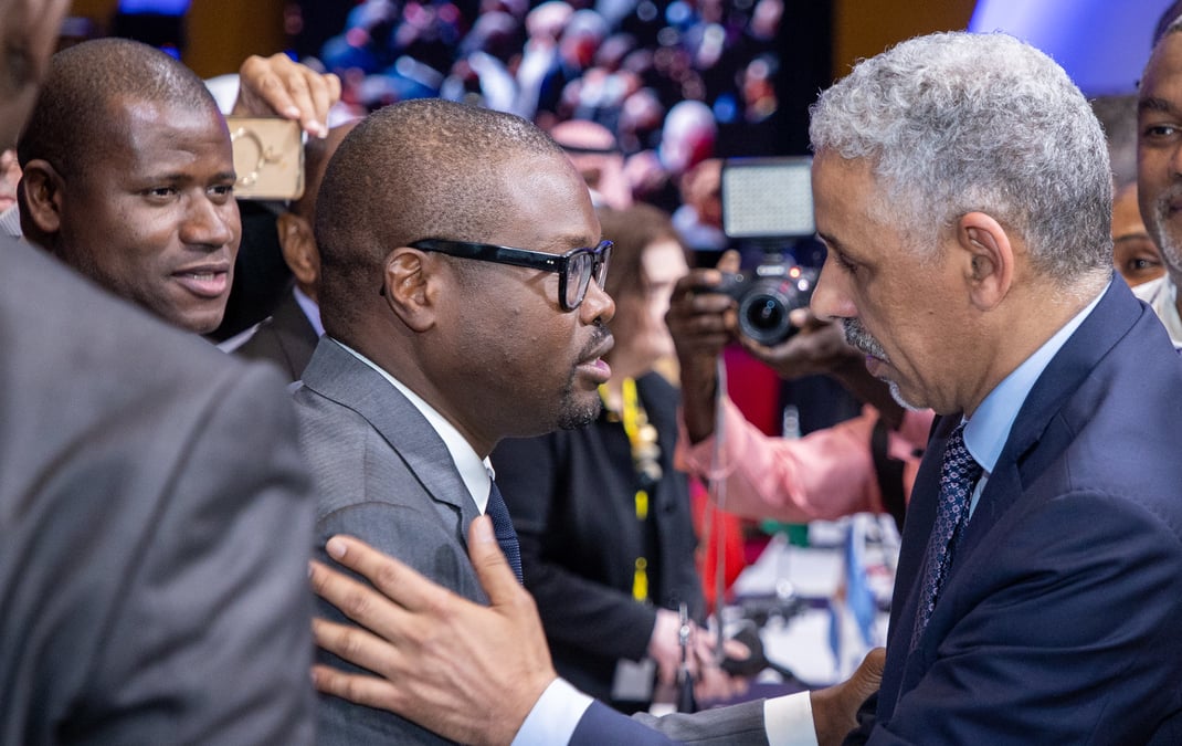 Sidi Ould Tah, juste après son élection en tant que président de la Banque africaine de développement le 29 mai dernier, échangeant avec Romuald Wadagni, ministre de l'Economie et des Finances du Bénin.