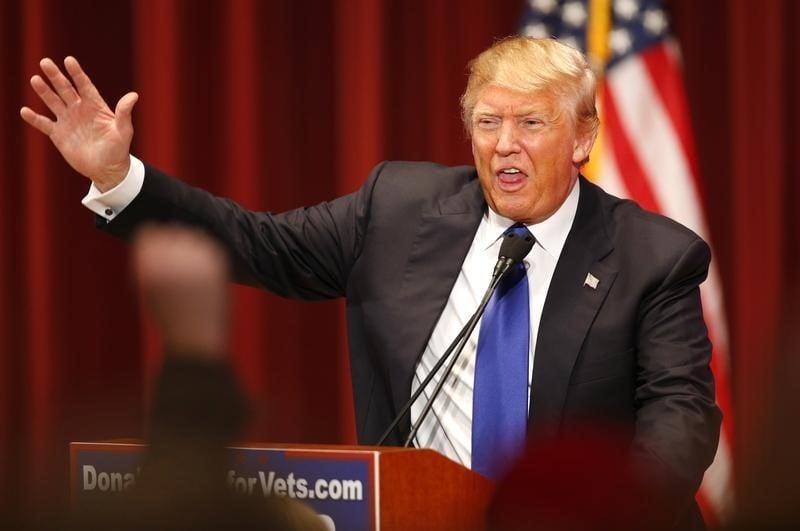 Donald trump boycotte le debat sur fox news et tient meeting