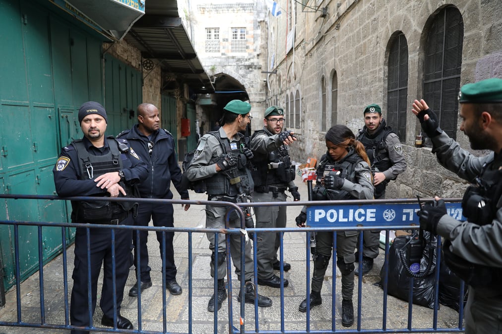 Un palestinien tue apres avoir attaque trois israeliens