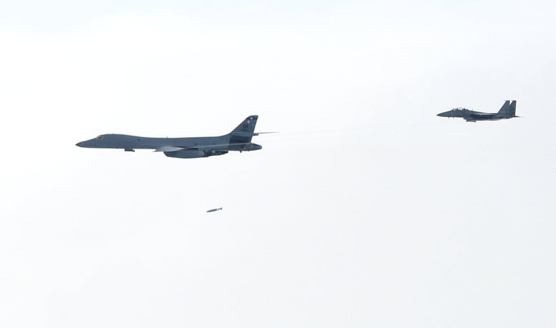En coree, deux bombardiers americains procedent a des manoeuvres