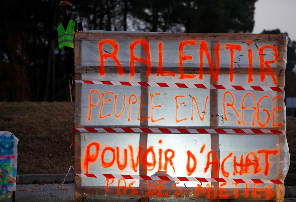 Gilets jaunes: les syndicats denoncent les violences, greve des routiers en vue