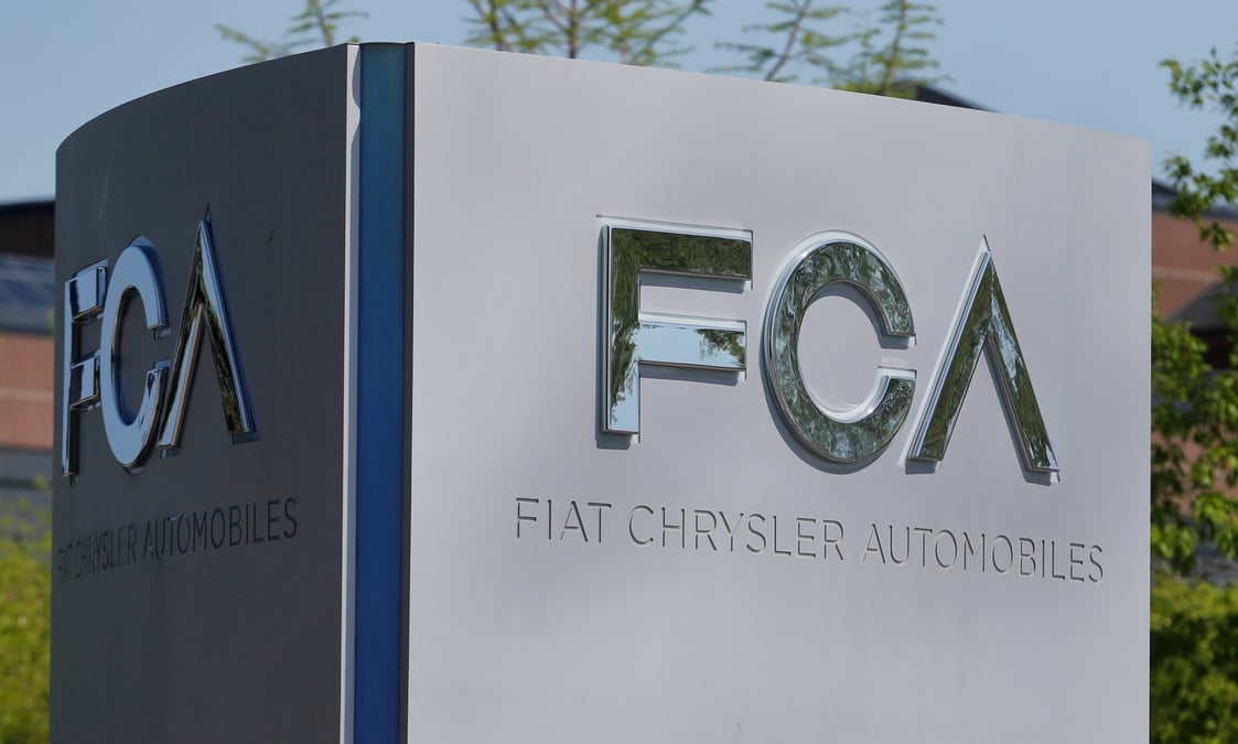 Fiat chrysler grimpe, psa dans le rouge apres la revision de leur accord de fusion