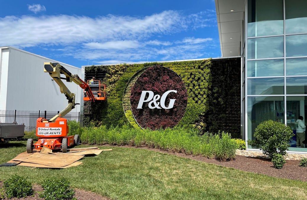 Le logo de procter & gamble a l'entree de son usine de tabler station, aux etats-unis