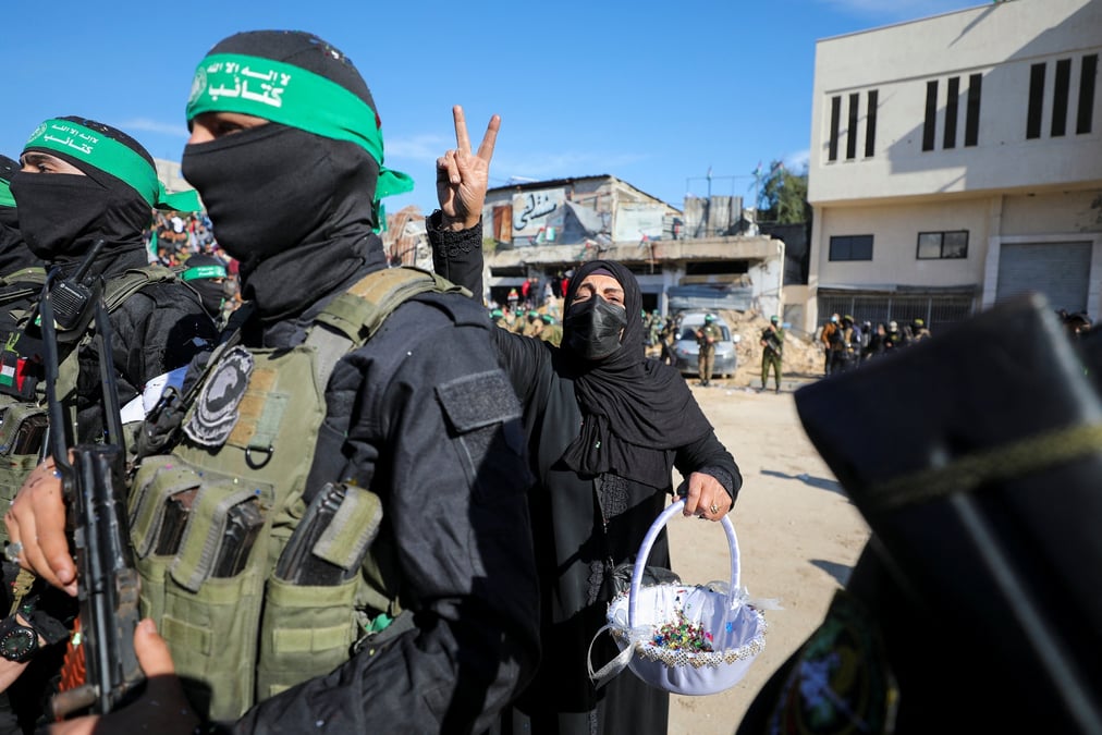 Deuxième échange d'otages israéliens et de détenus palestiniens dans le cadre de l'accord de cessez-le-feu conclu le 15 janvier entre le Hamas et Israël et entré en vigueur le 19 janvier.