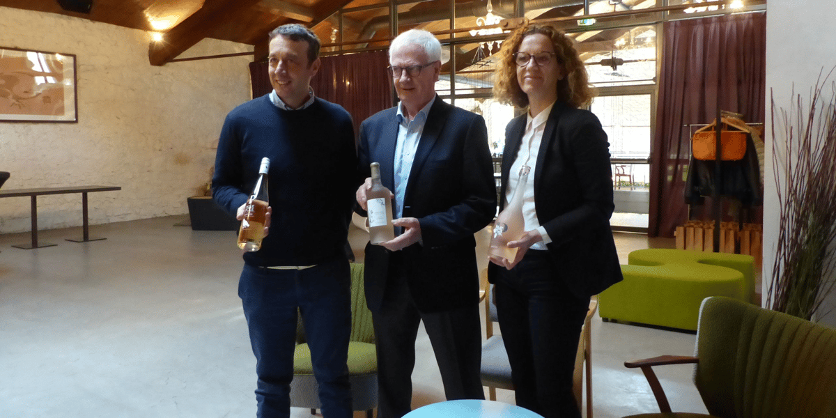 De gauche à droite : Gabriel Ruetsch, agronome en charge du vignoble, Michel Servage, président et Alexandra Ladeuil, directrice Export et Marketing