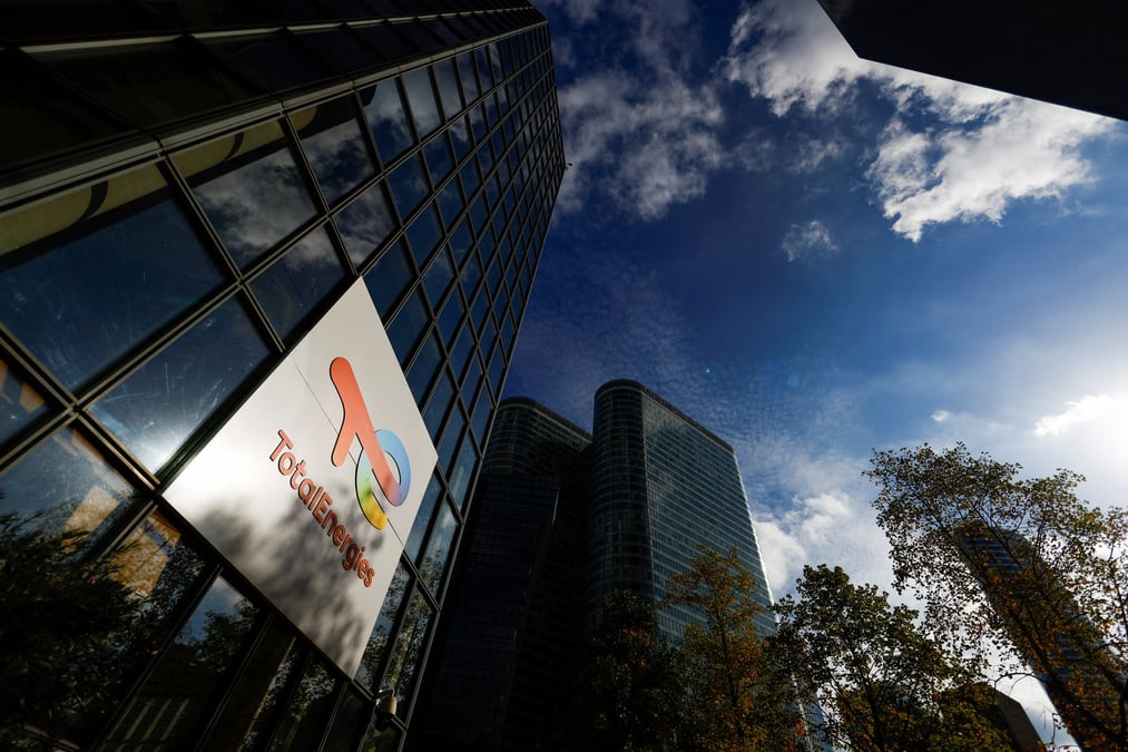 Le logo de totalenergies au siege de la societe a la defense, pres de paris