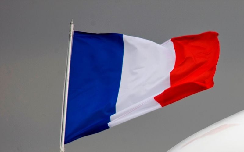 Giscard trouve "illogique" que le 8 mai soit chômé