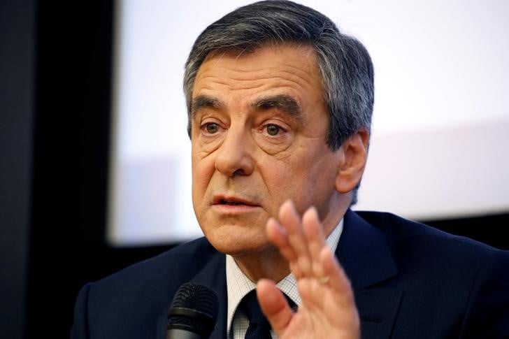Fillon s'entoure de "sarkozystes", baroin incontournable