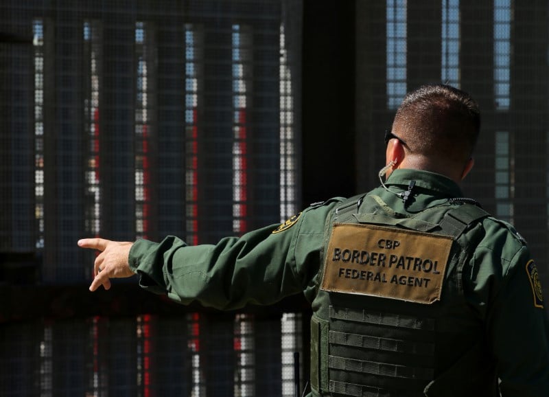 Un obstacle leve pour la pose de clotures a la frontiere americano-mexicaine