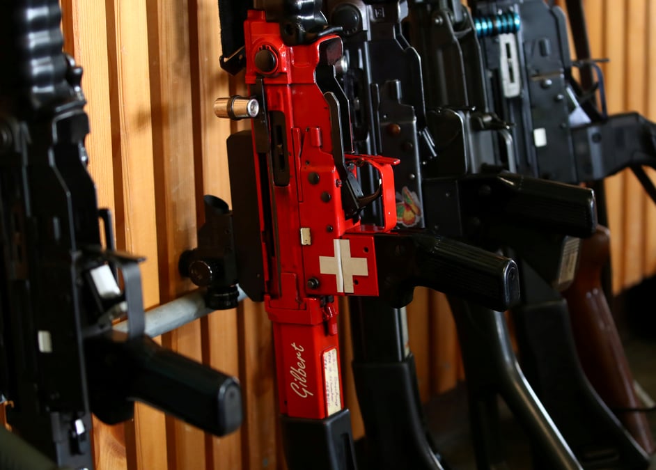 Les suisses votent pour un controle plus strict des armes a feu