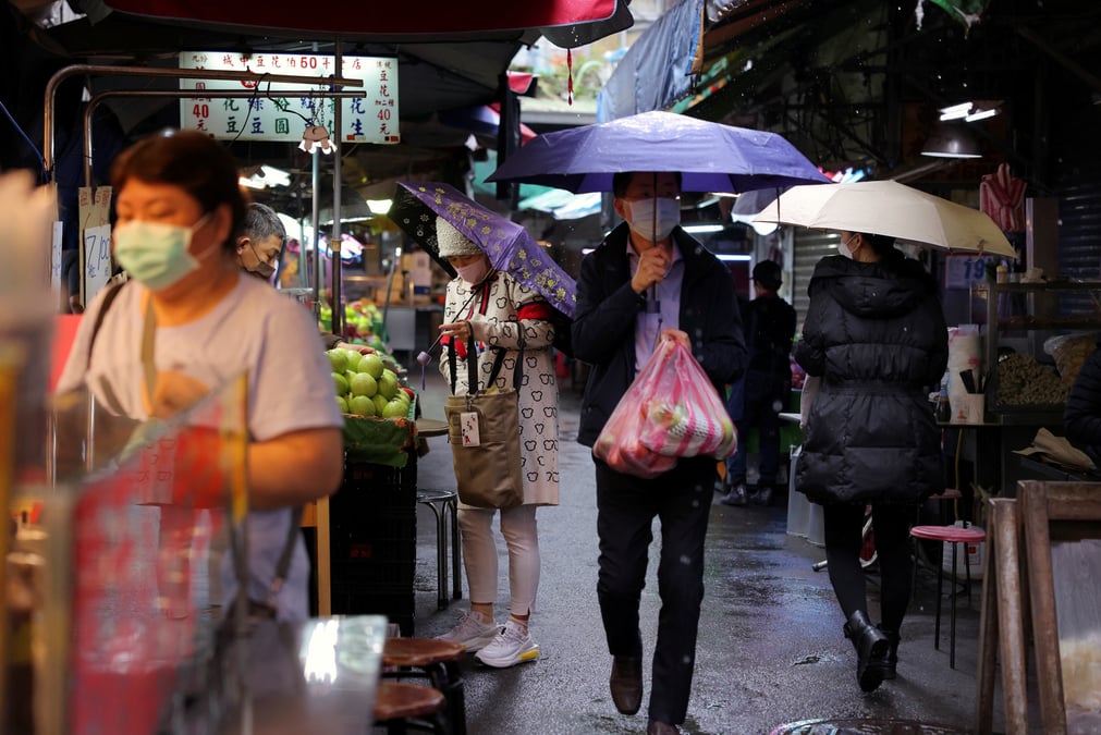 Des personnes font leurs courses dans un marche a taipei, taiwan