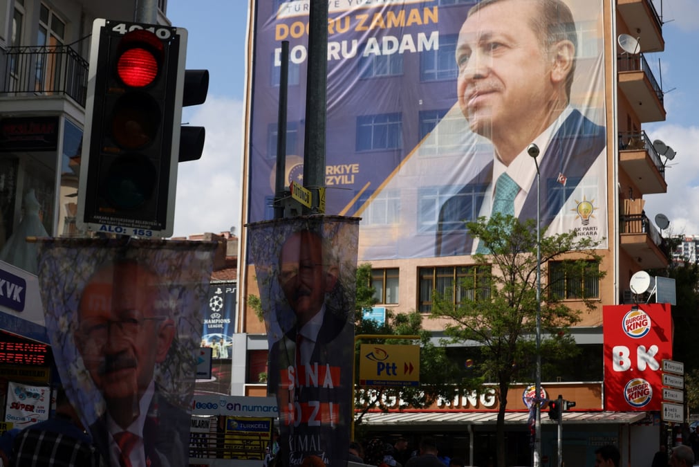 Des bannieres du president turc tayyip erdogan et de kemal kilicdaroglu