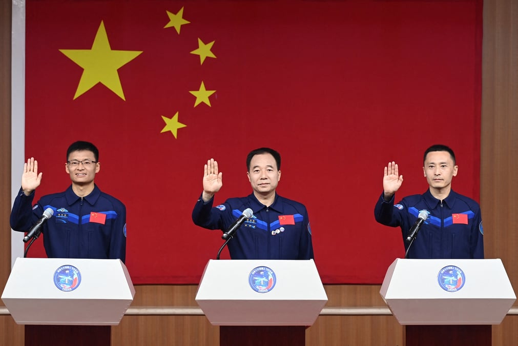 Les taikonautes jing haipeng, zhu yangzhu et gui haichao lors d'une conference de presse avant le decollage du shenzhou-16 vers la station spatiale chinoise