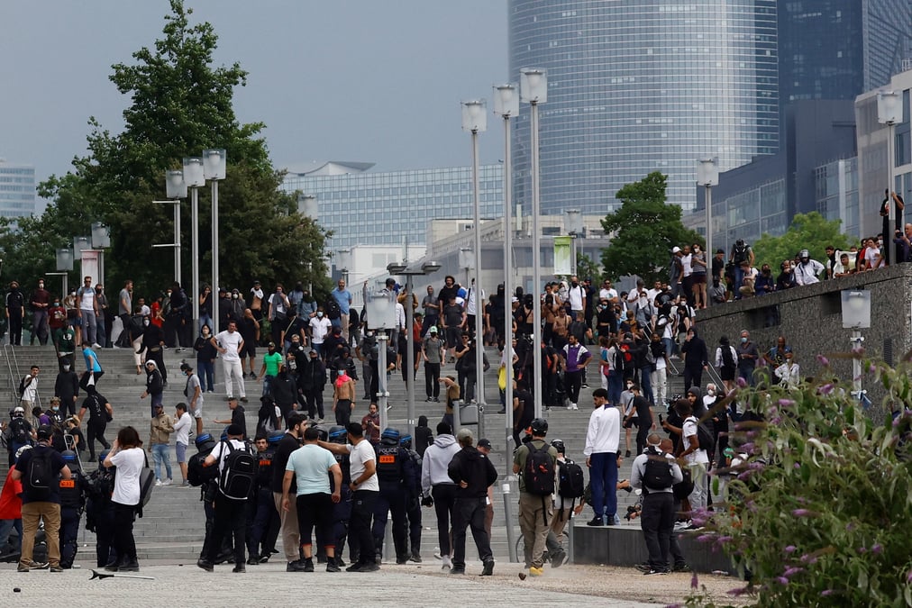 La police anti-emeute francaise affronte des manifestants a nanterre, en france