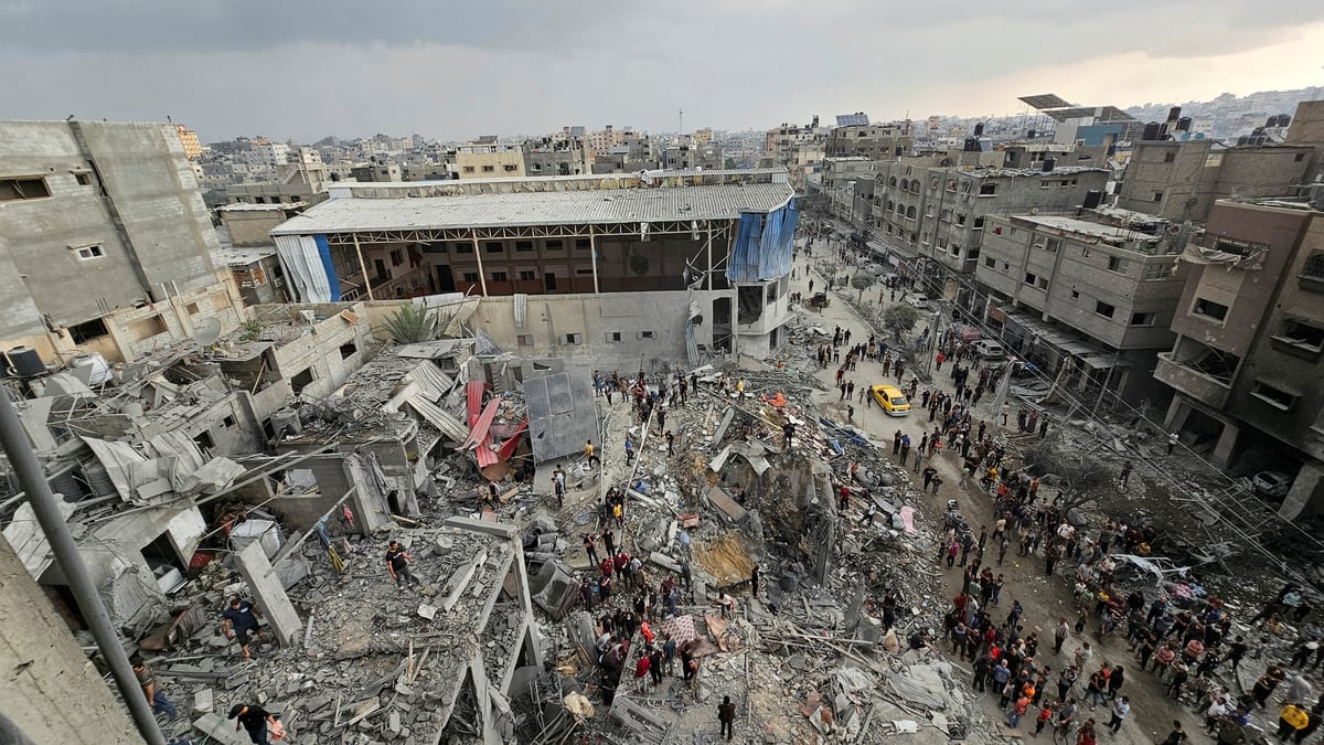 Photo d'archives: des palestiniens inspectent le site des frappes israeliennes sur les maisons du camp de refugies de jabalia, dans le nord de la bande de gaza