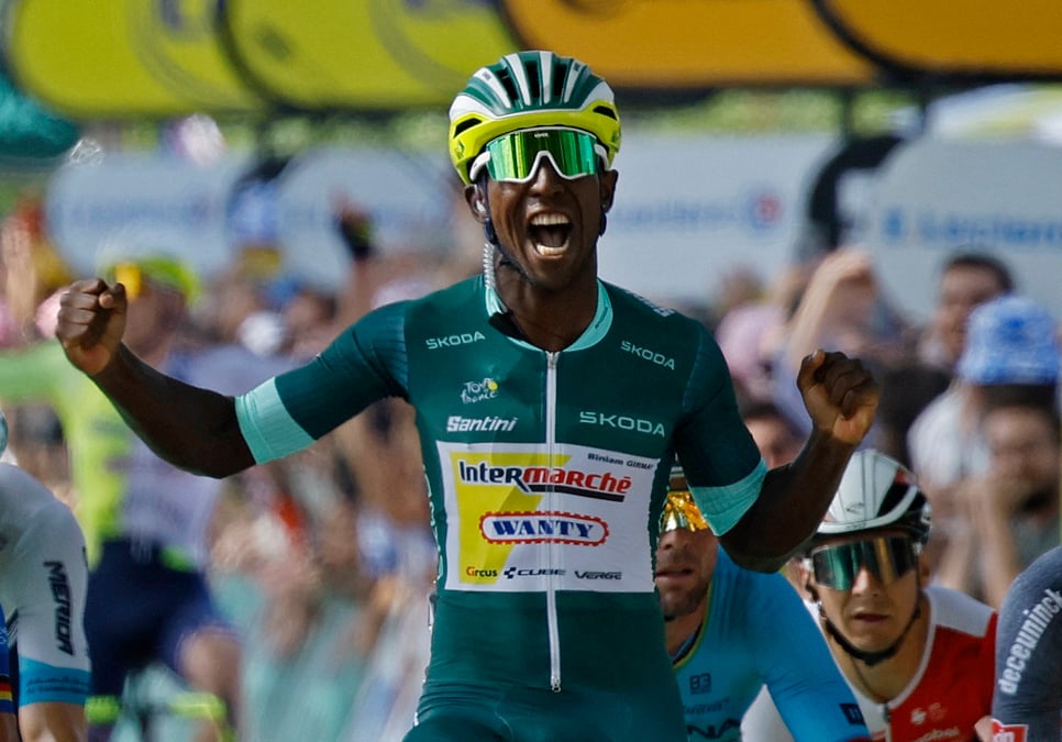 Biniam girmay remportant la 12e etape du tour de france