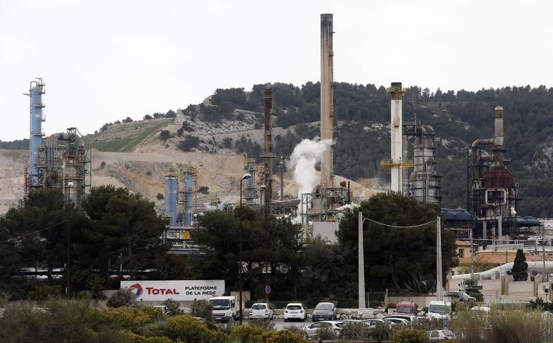 Total demande l'arret de la raffinerie de la mede apres une greve