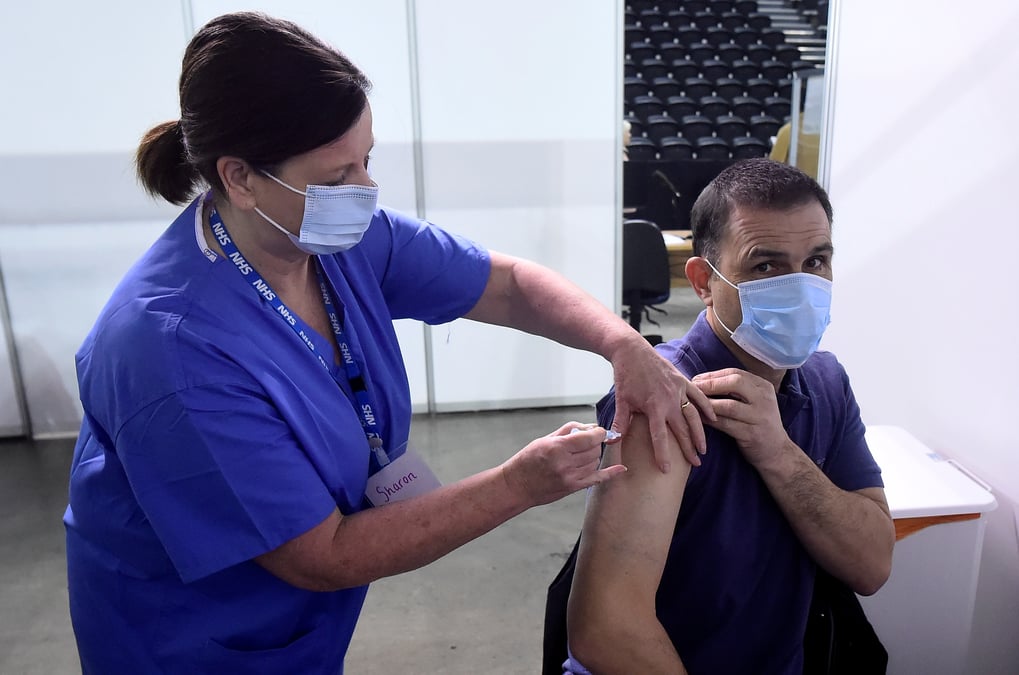 Le royaume-uni veut vacciner tous les adultes avant de partager les vaccins avec d'autres pays