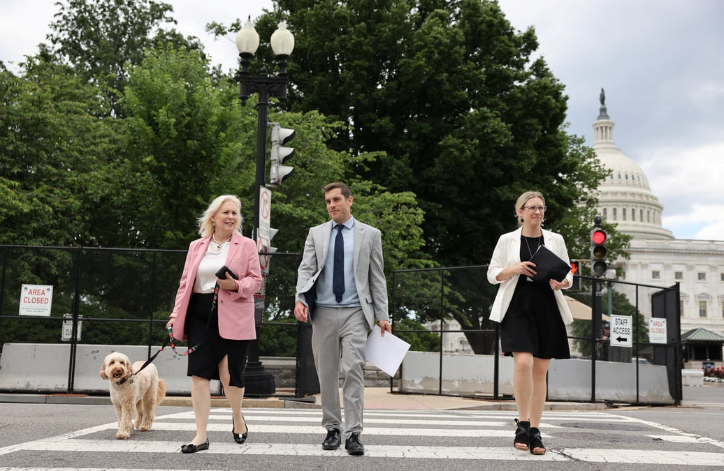 Usa: un groupe bipartite de senateurs avance sur le plan d'infrastructures