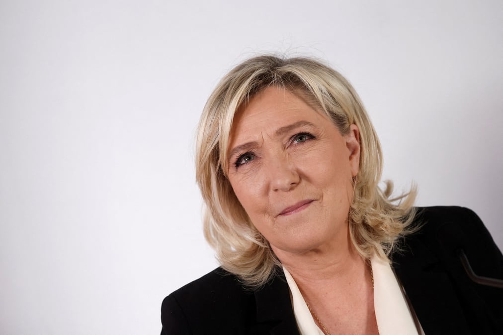 France: "que ceux qui veulent partir partent", lance le pen