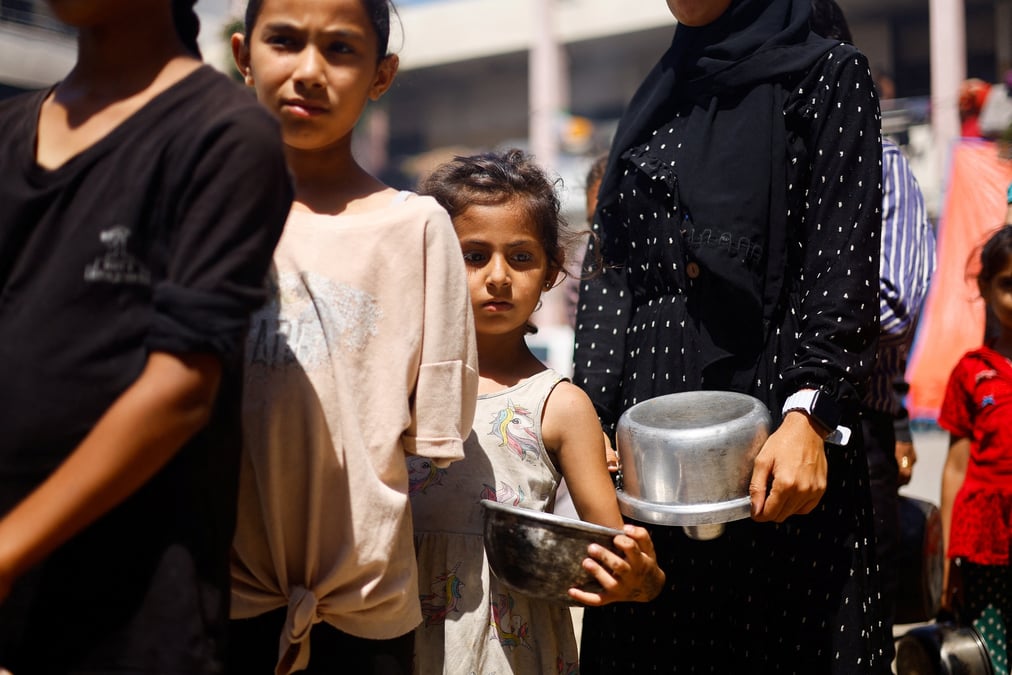 Des palestiniens se rassemblent pour recevoir de la nourriture preparee par une cuisine caritative, dans un contexte de penurie alimentaire, alors que le conflit entre israel et le hamas se poursuit, a khan younis, dans le sud de la bande de gaza