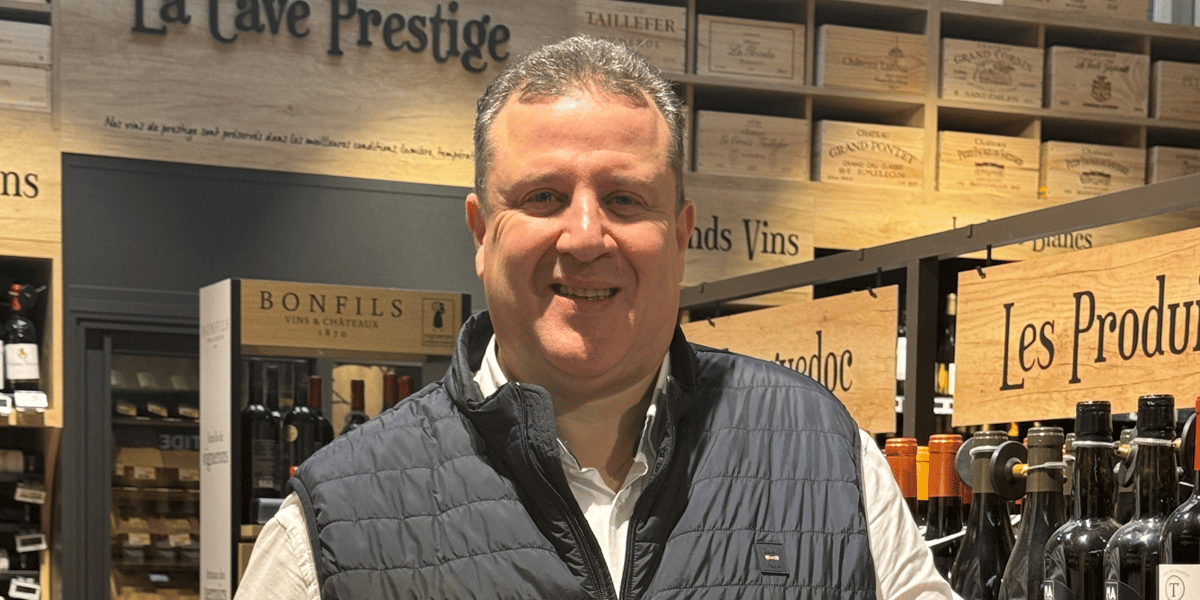 Stéphane Friez, responsable de la filière vins chez Intermarché, incite les clients à la découverte.