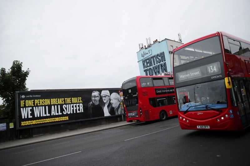 Londres dit que la quarantaine imposee aux voyageurs est bien respectee