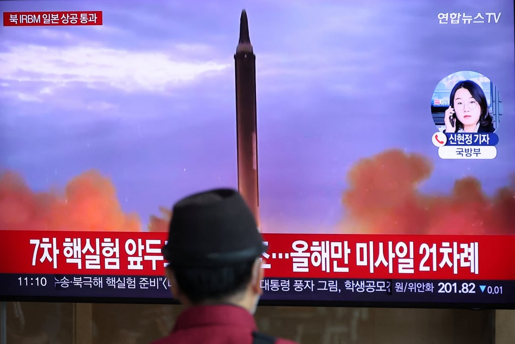 Un homme regarde un bulletin d'information sur le tir par la coree du nord d'un missile balistique au-dessus du japon
