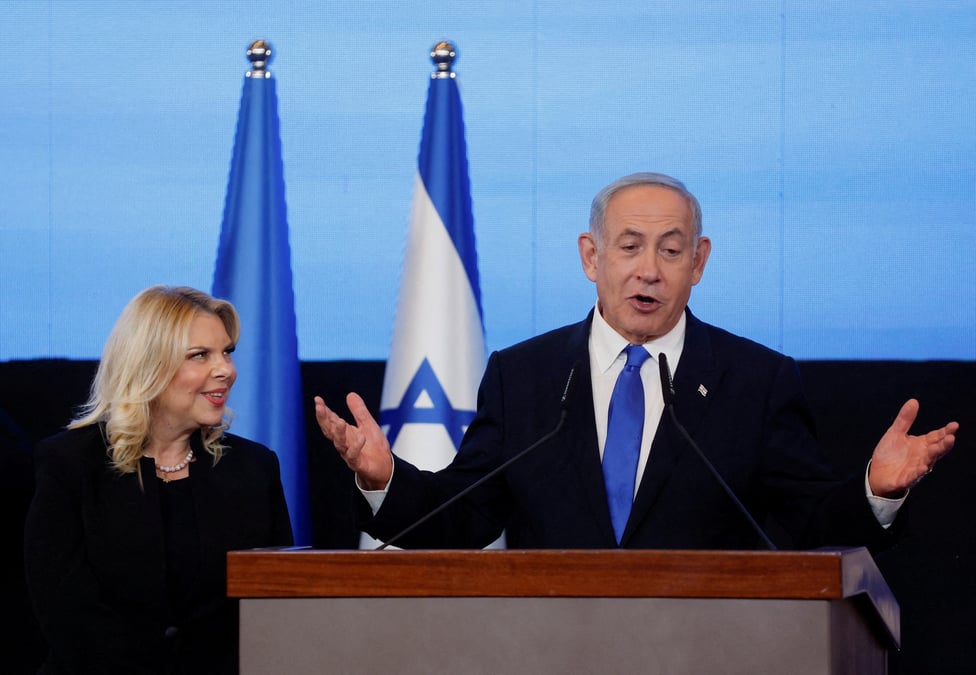 Benjamin netanyahu, accompagne de sa femme sara, s'adresse au siege de son parti a jerusalem lors des elections legislatives