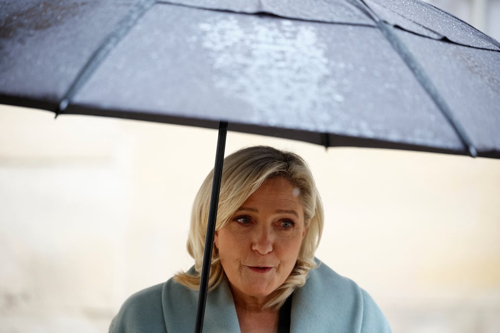 Marine le pen parle aux journalistes apres une reunion avec elisabeth borne a l'hotel matignon