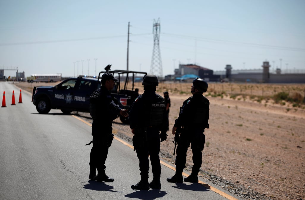 Le narcotrafiquant mexicain el chapo transfere dans une prison a la frontiere avec les etats-unis