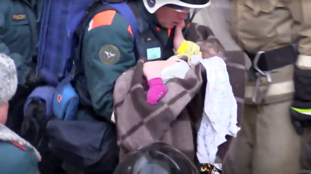 Russie: un bebe retrouve en vie dans les decombres a magnitogorsk