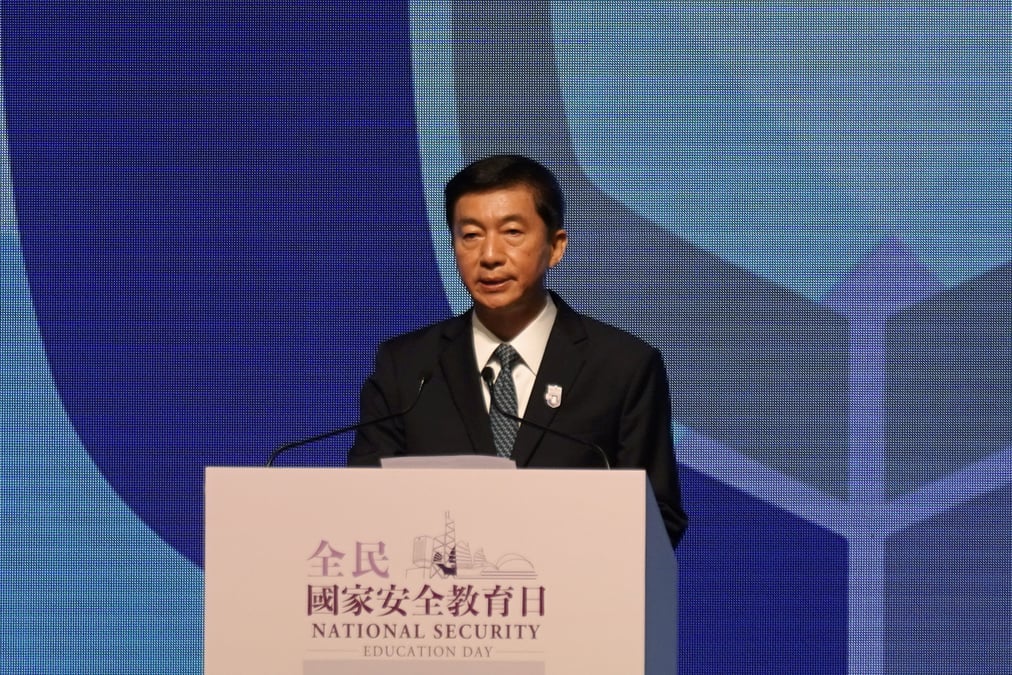 Un representant de pekin a hong kong avertit les puissances etrangeres de ne pas interferer